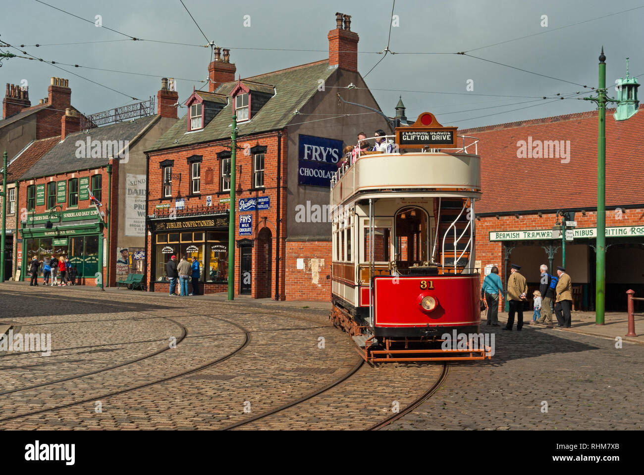 Historische elektrische Straßenbahn auf Beamish Museum, Co Durham, England, Großbritannien Stockfoto