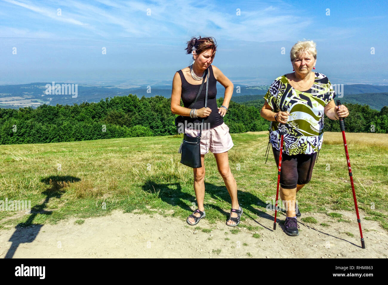 Frauen auf einer Reise, Nordic Walking, Mountain Meadow in der Weißen Karpaten, Veľká Javorina, Tschechische slowakischen Grenze Stockfoto