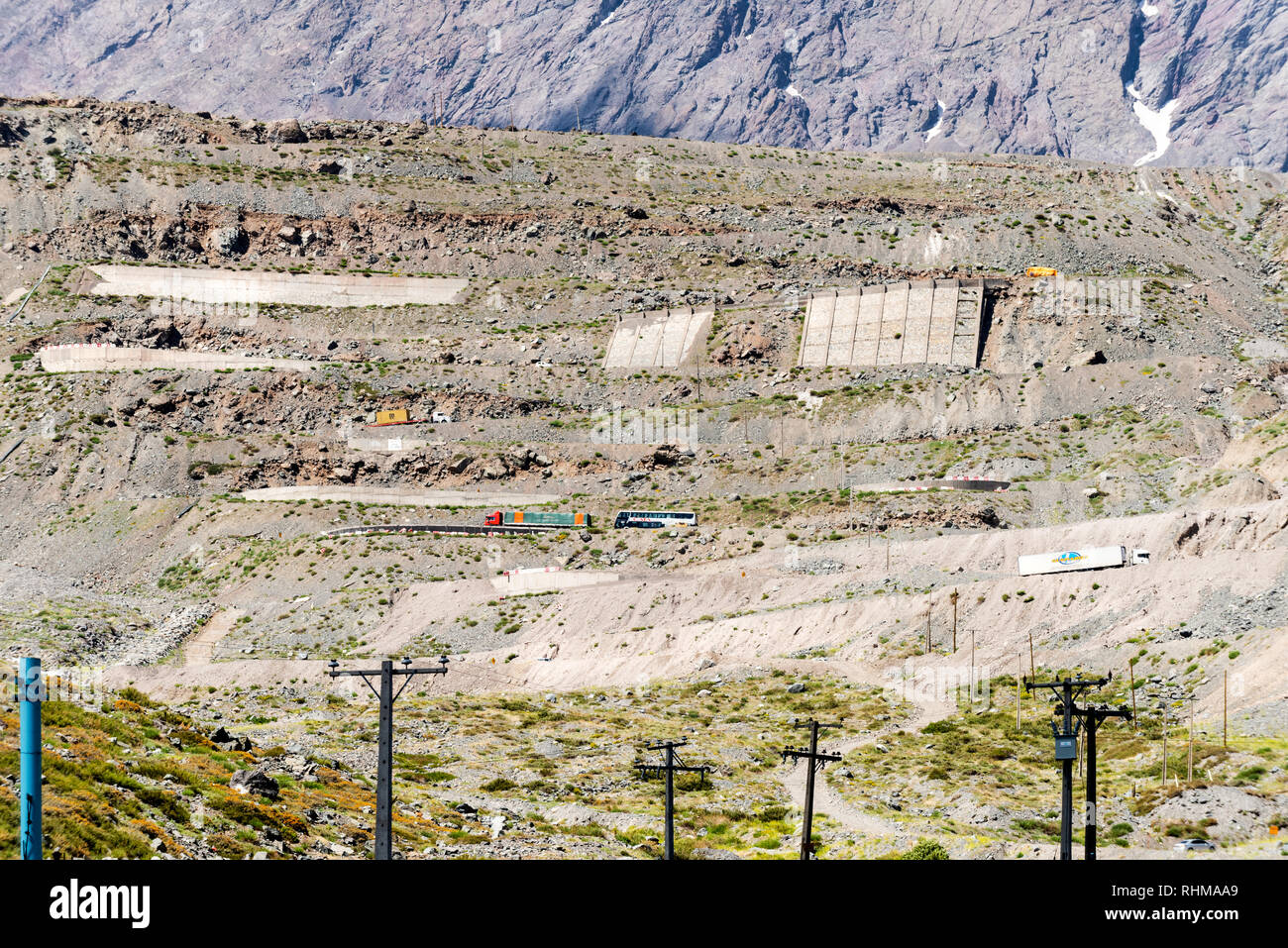Die Argentinien Seite der Grenze mit Chile hat ungefähr 30 Haarnadelkurven oder switchback Kurven auf der Route 60 klettern die Berge bei Los Caracoles. Stockfoto