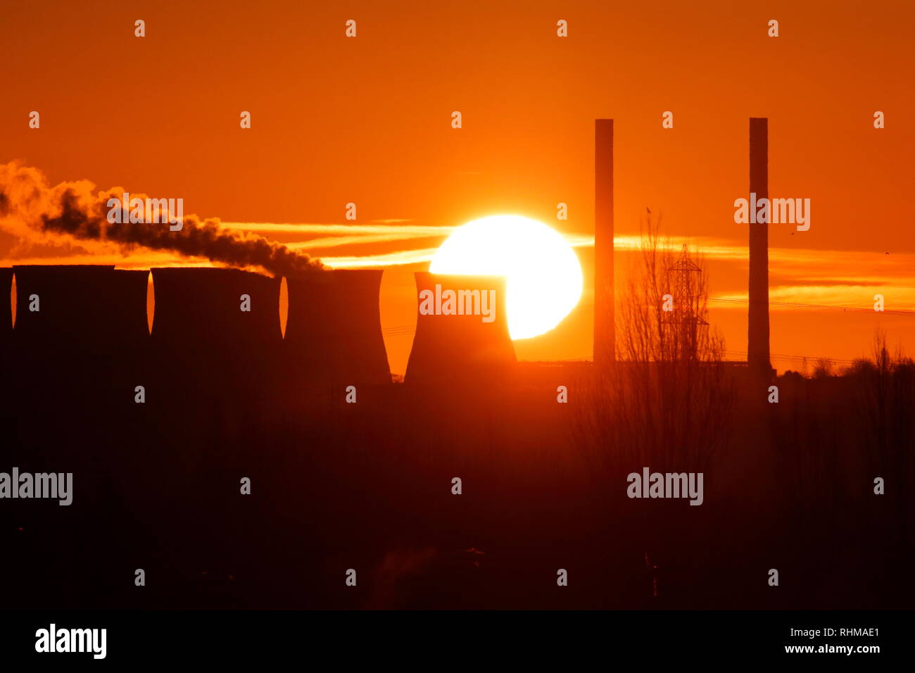 Silhouetten von Ferrybridge Kraftwerks Kühltürme bei Sonnenaufgang. Stockfoto