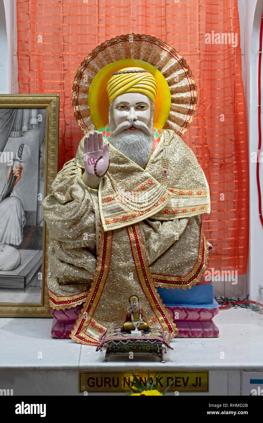 Eine Statue von Guru Nanak Dev ji, der Gründer des Sikhismus. An der Satya Narayan Mandir Hindutempel in Elmhurst, Queens, New York City Stockfoto Eine Statue von Guru Nanak Dev ji, der Gründer des Sikhismus. An der Satya Narayan Mandir Hindutempel in Elmhurst, Queens, New York City Stockfoto
