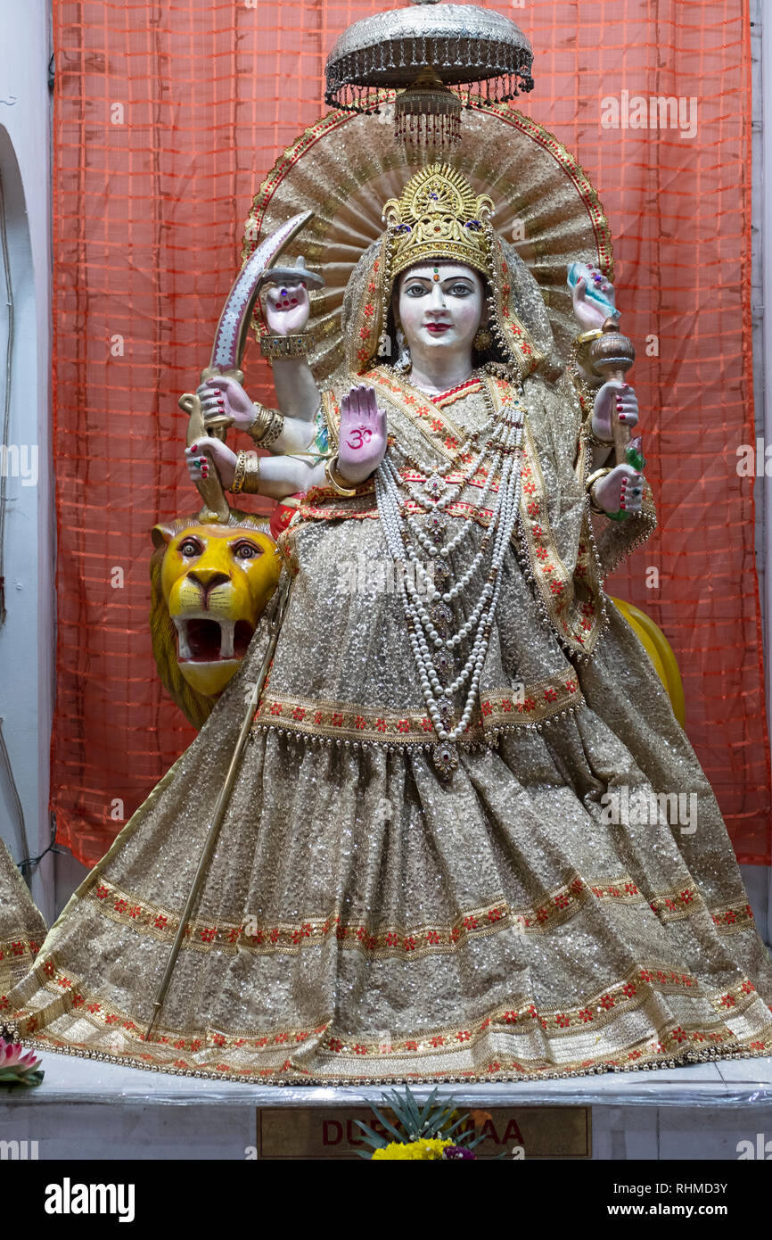 Eine reich verzierte Statue der Göttin Durga an der Satya Narayan Mandir Tempel in Elmhurst, Queens, New York. Stockfoto