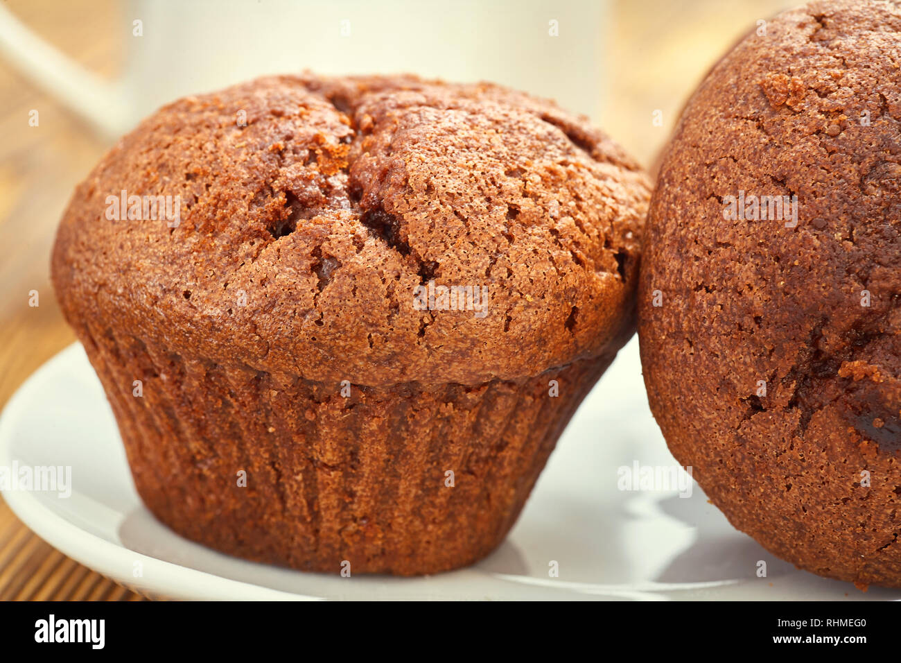 Chocolate Muffin mit dunklem Hintergrund Test auf einem alten Holztisch. Stockfoto