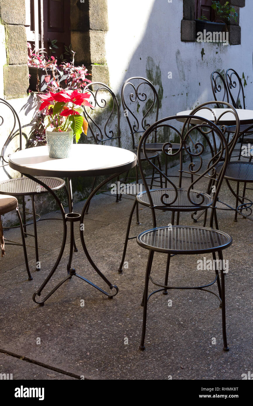 Street Cafe mit Metall Tische und Stühle. arcelona Stockfoto