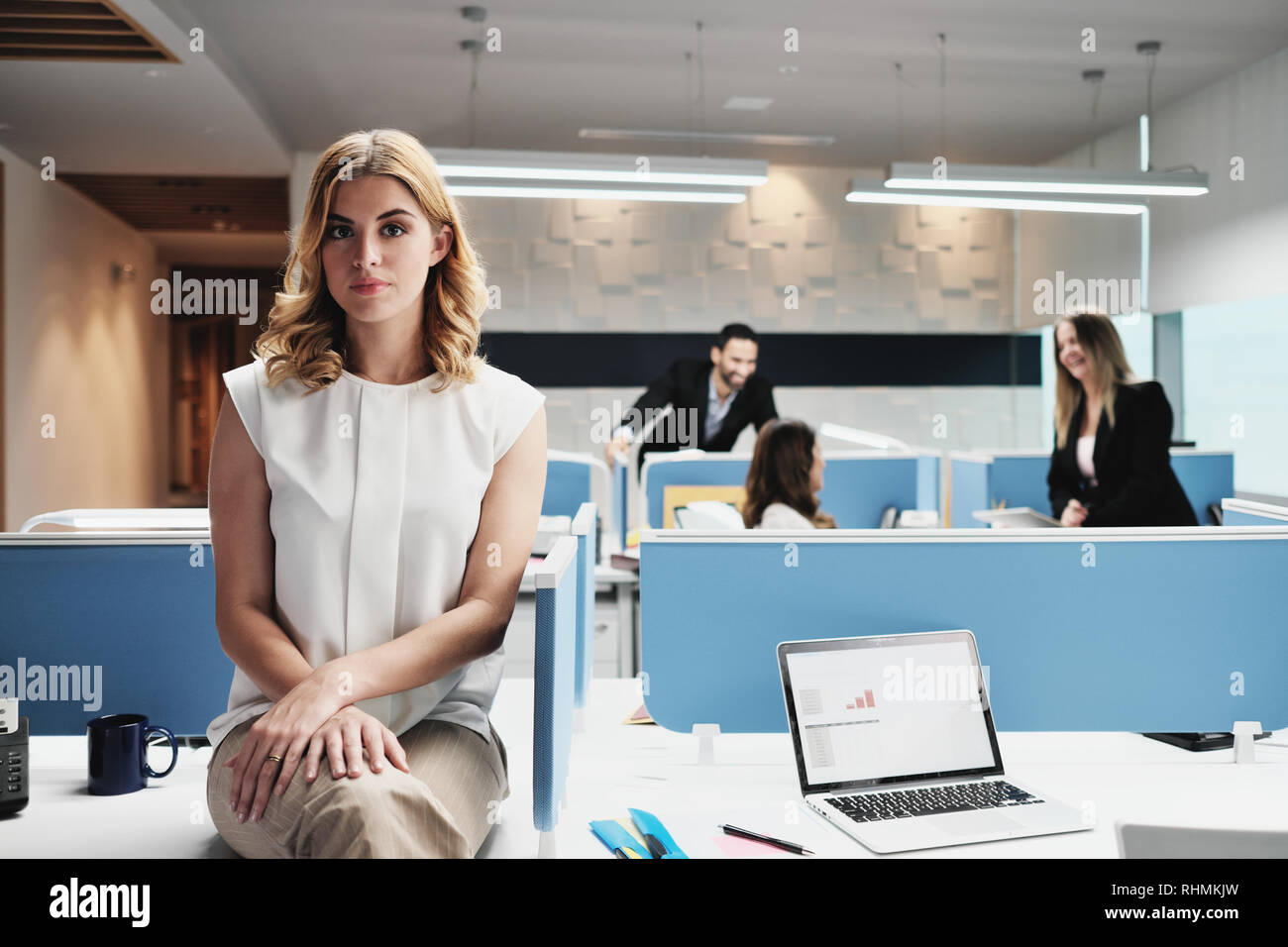 Portrait besorgt Business Woman auf Kamera in Coworking Büro Stockfoto