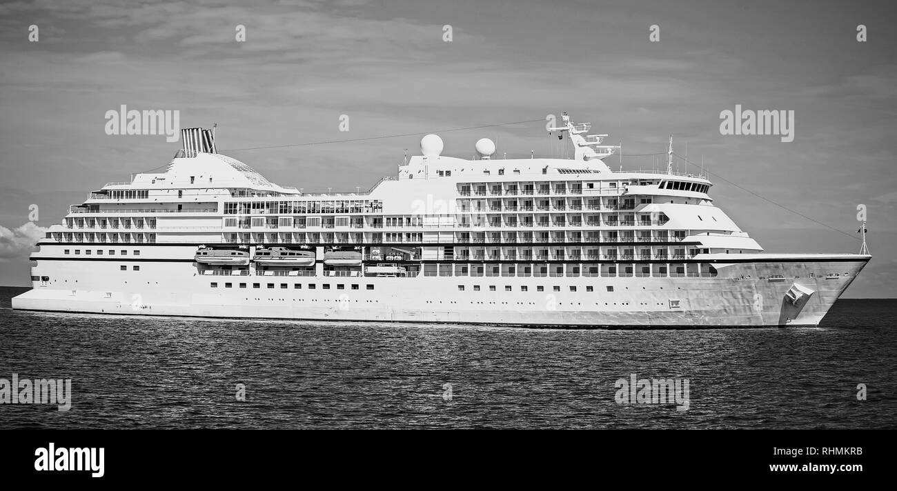 Kreuzfahrtschiff. Große Luxusliner auf Meer Wasser und bewölkter Himmel Hintergrund angedockt am Hafen von Stockfoto