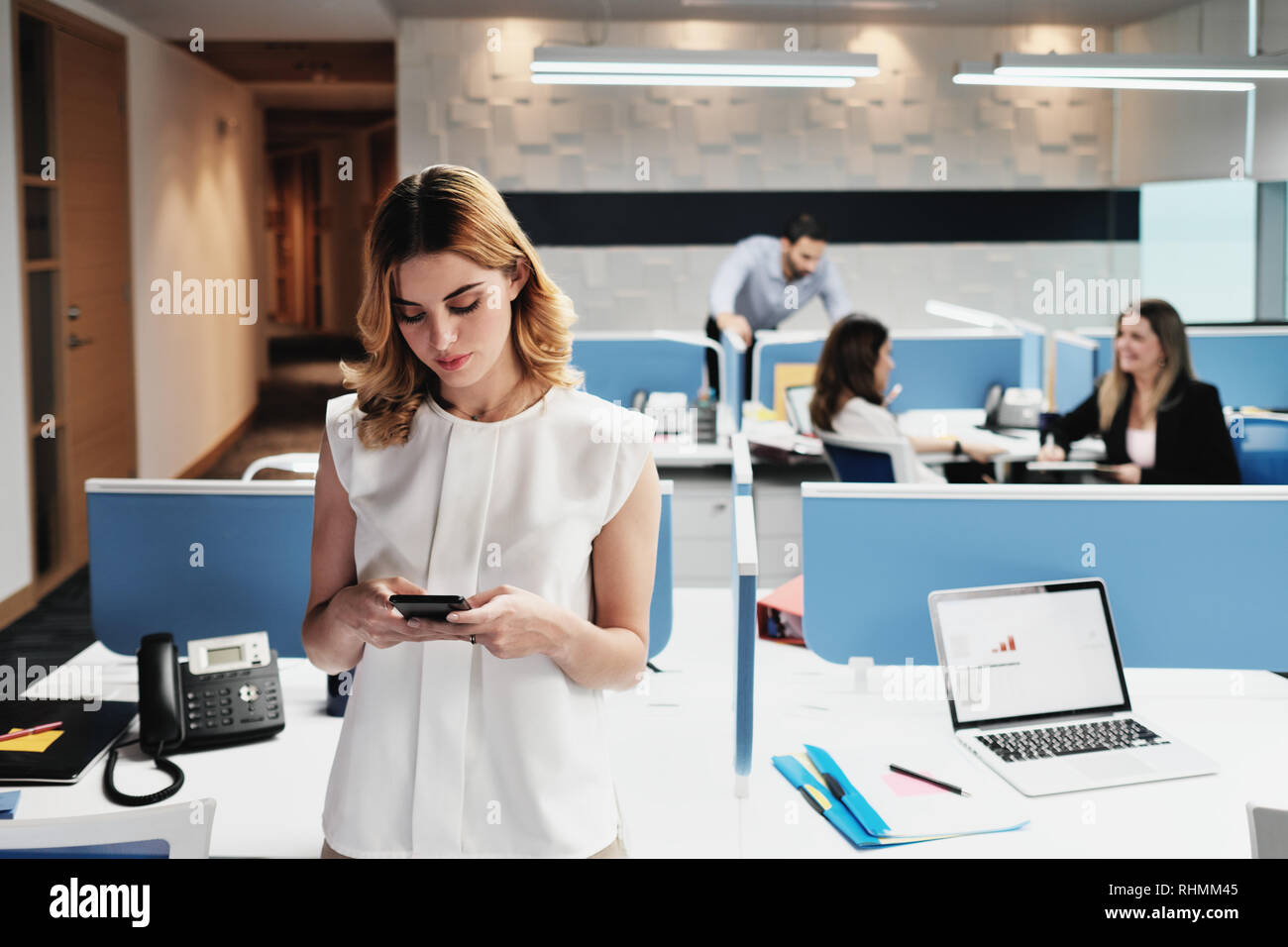 Portrait von Happy Geschäftsfrau Business Frau lächelnd in Coworking Büros Stockfoto