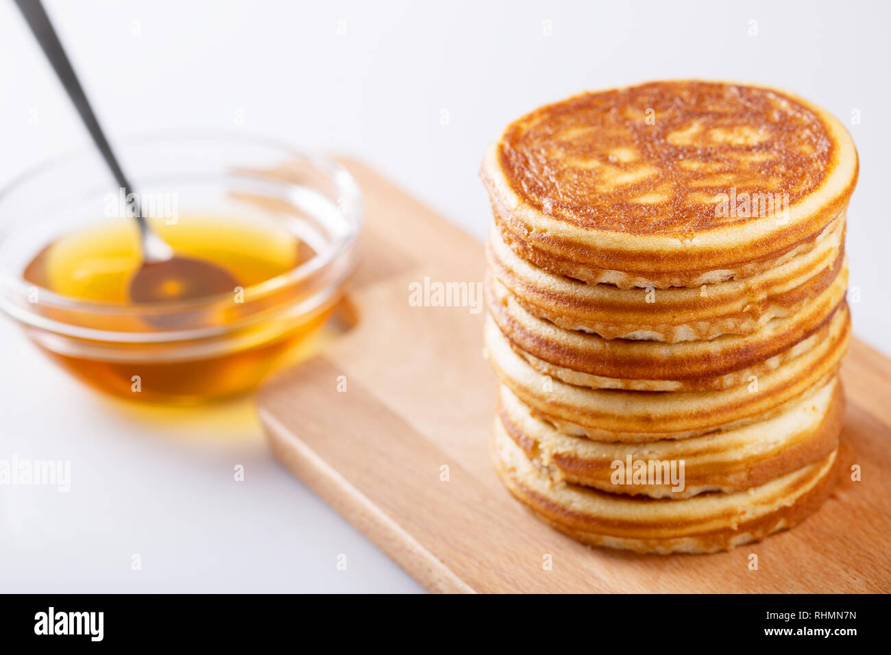 Amerikanische Süße hausgemachte Stapel Pfannkuchen oder Krapfen mit ...