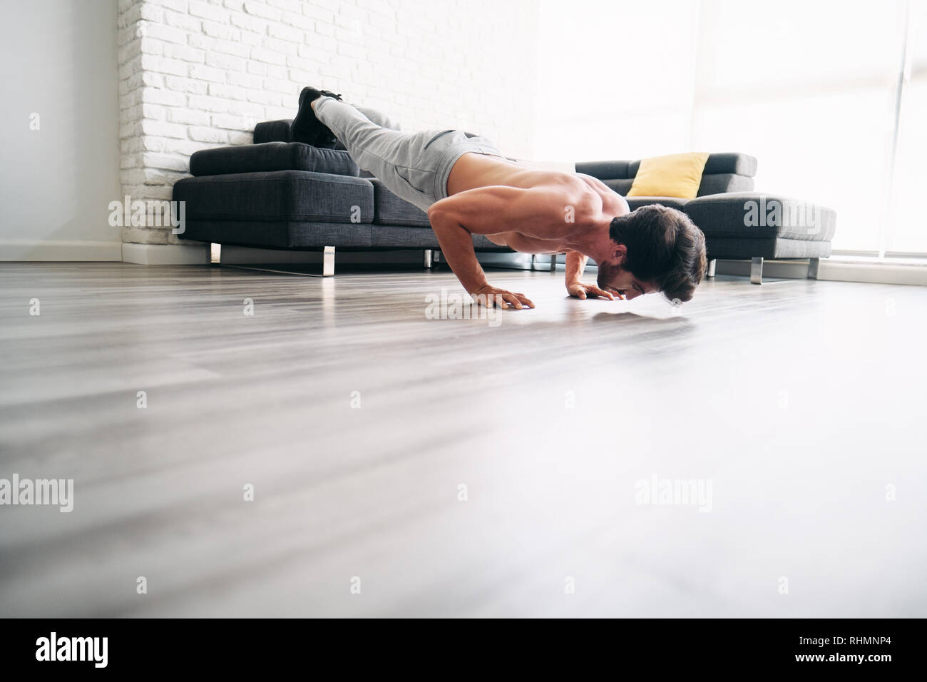 Erwachsene Mann Training Brustmuskulatur Zu Hause Push Ups