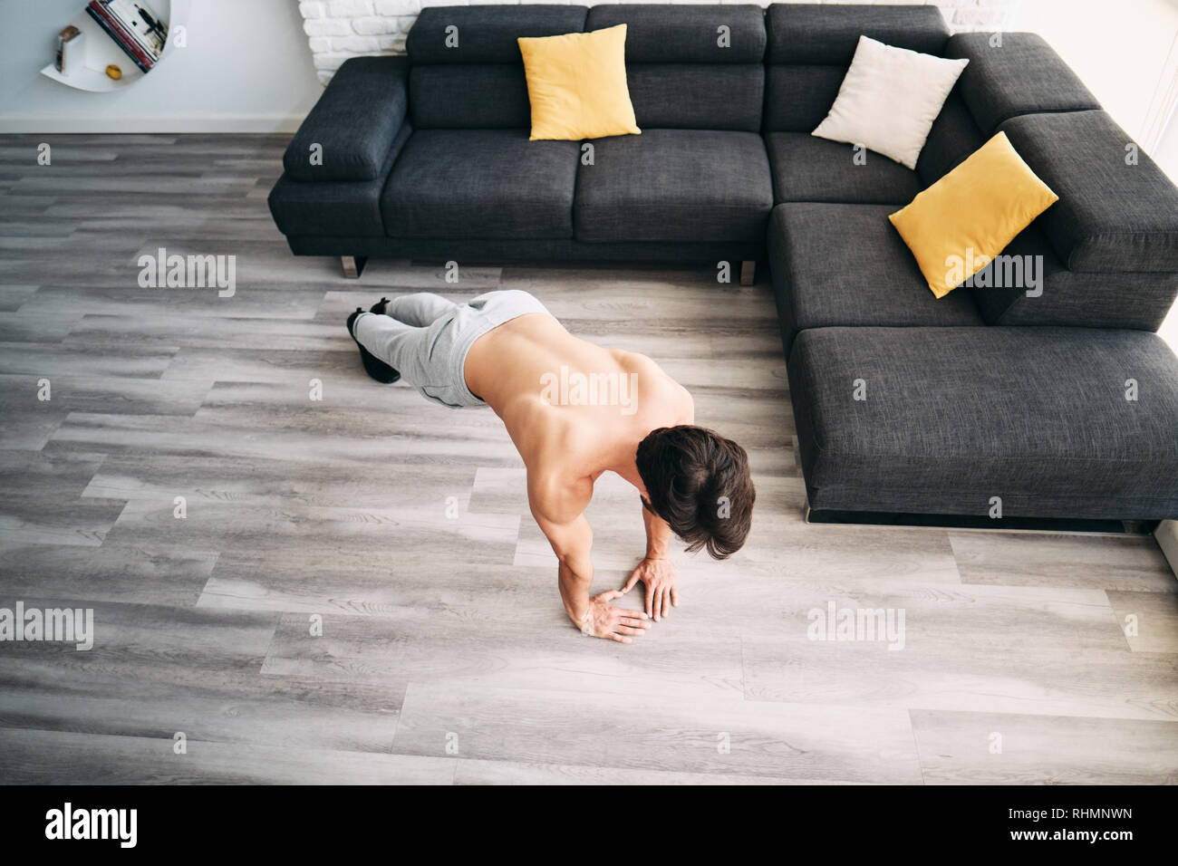 Erwachsene Mann Training Brustmuskulatur zu Hause Push-Ups Stockfoto