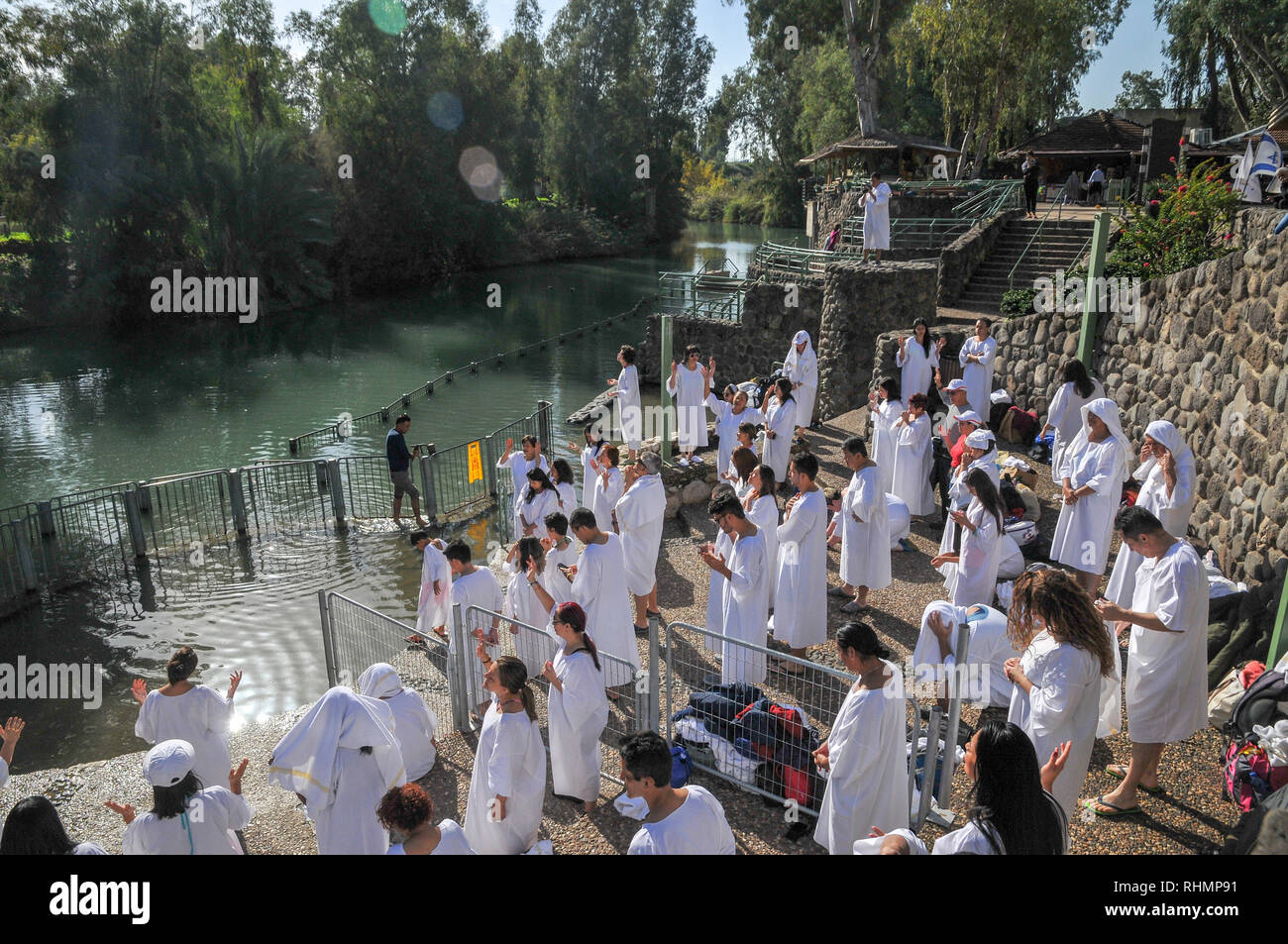 Israel, Taufstelle Yardenit im Unteren Jordan River südlich des Sees von Galiläa, eine Gruppe von Pilgern Taufe Stockfoto