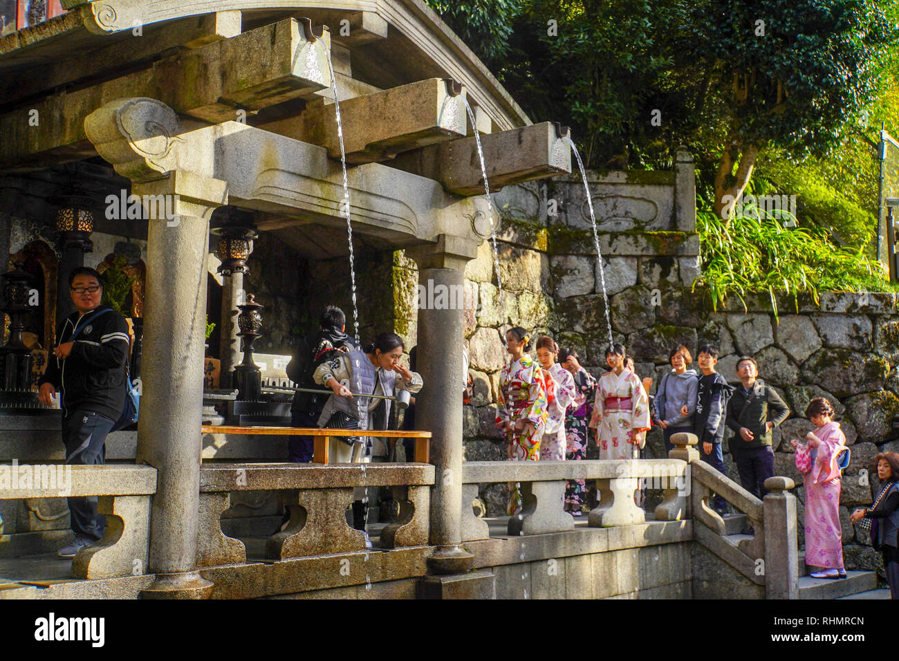 Kiyomizu-dera, Tempel, Kyoto, Japan. Pilger reinigen mit heiligem Wasser Stockfoto