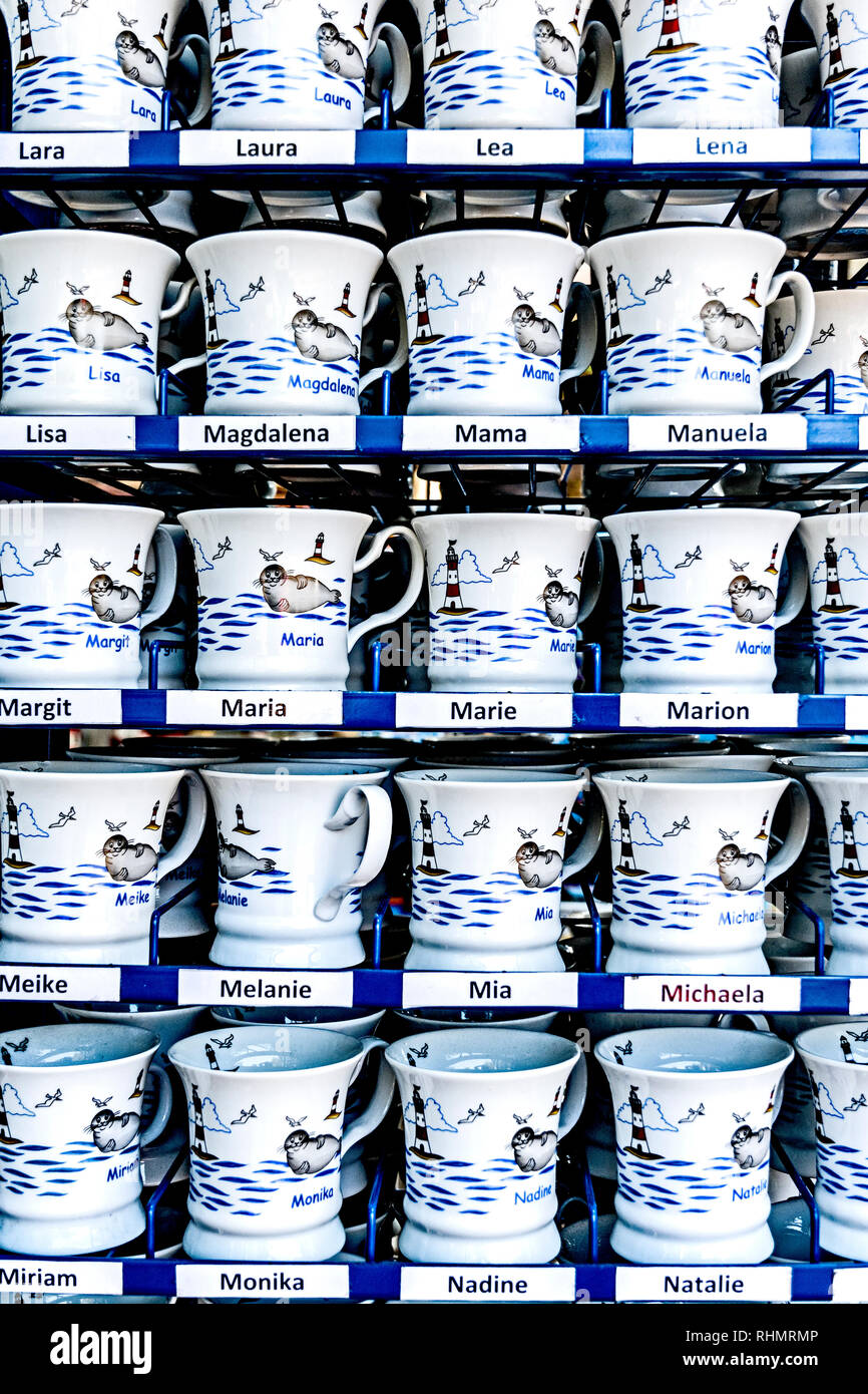 Becher mit Namen, in ein souvenirshop in Husum verkauft; Becher mit Namen Stockfotografie