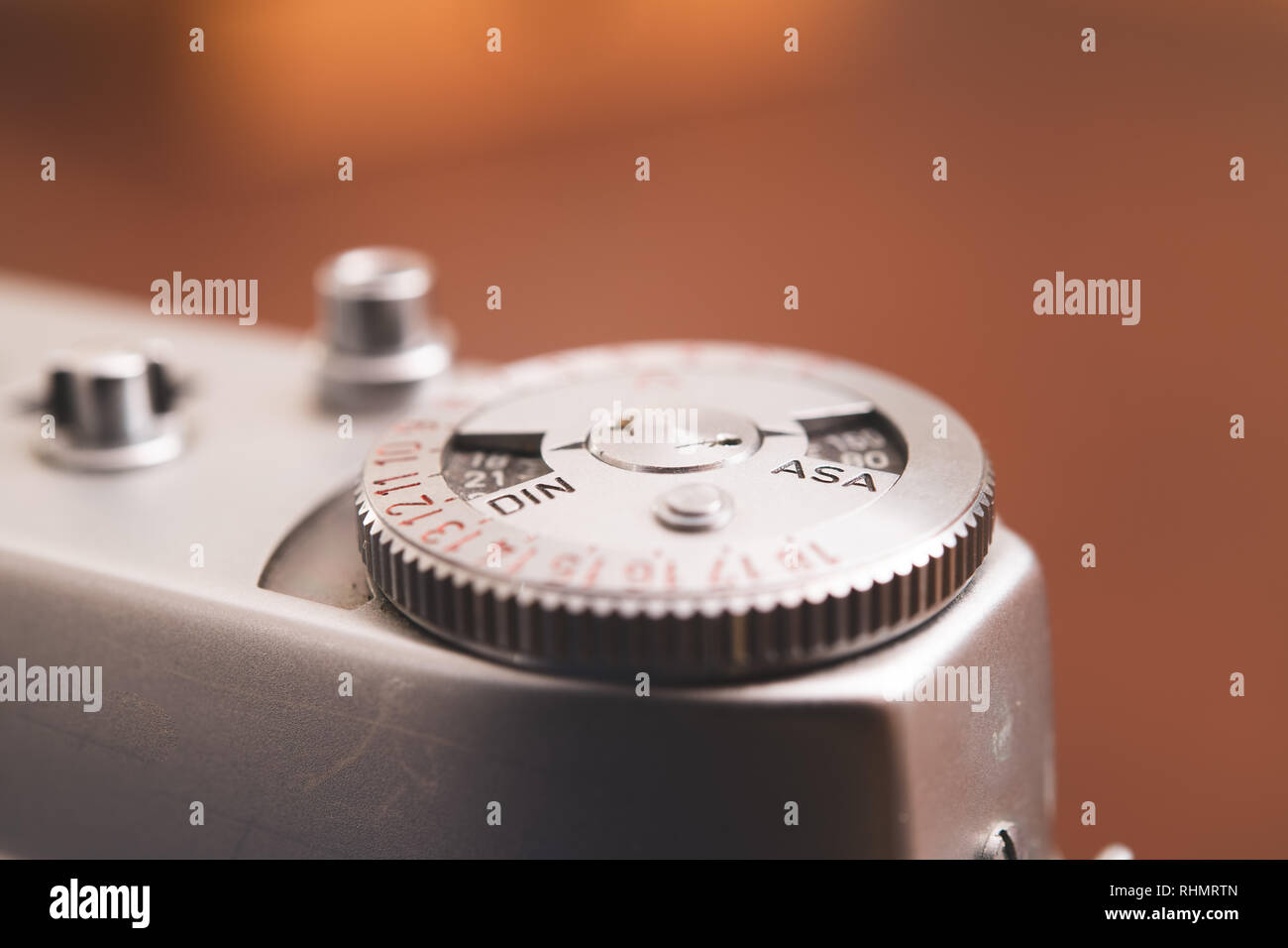 Detail der ring Selector auf alten analogen Kamera mit ASA- und DIN-Einstellungen Stockfoto
