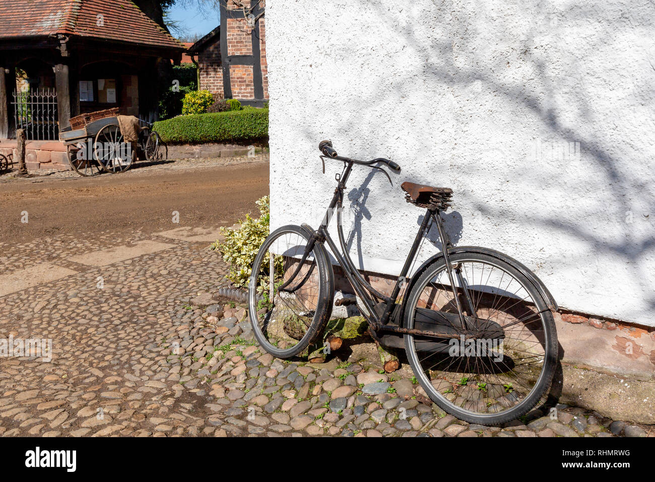 05. April 2018 - ein sonniger Tag auf dem Filmset der TV-Serie "Krieg der Welten" im Great Budworth, Cheshire, England, Großbritannien Stockfoto