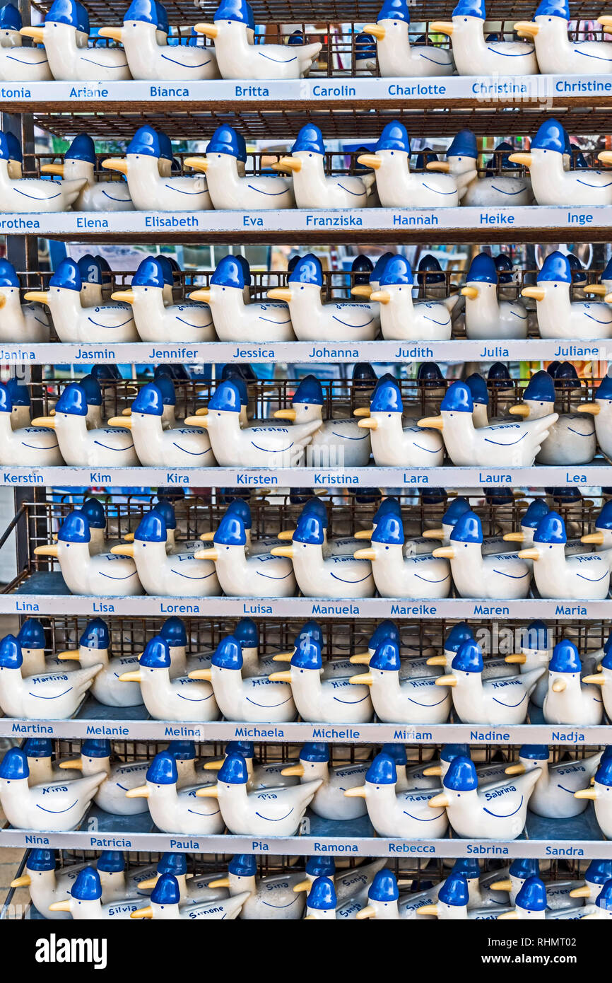 Geld Boxen mit Namen, in ein souvenirshop in Husum verkauft; Spardosen mit Namen Stockfoto