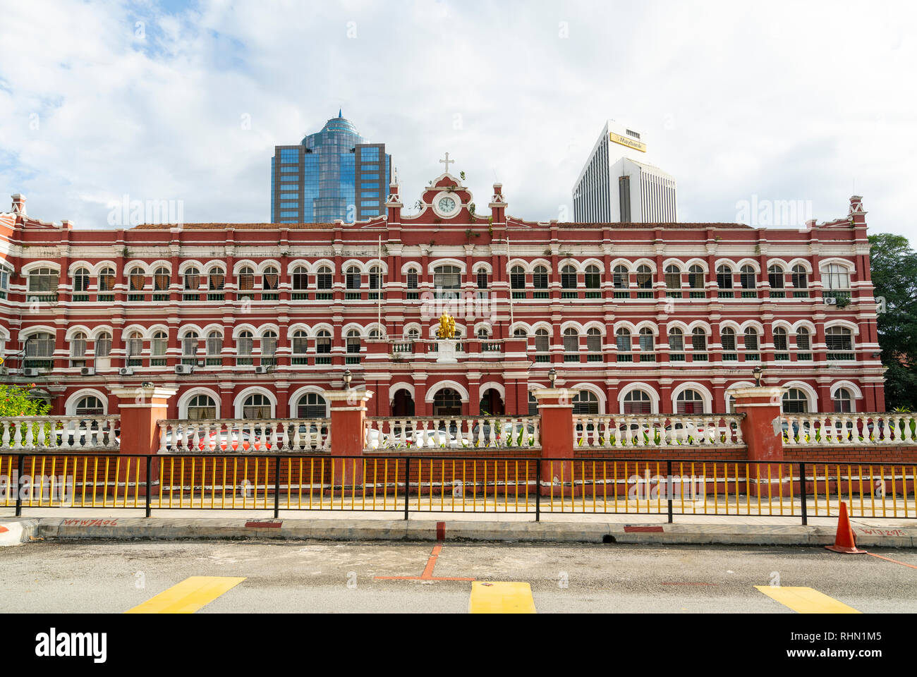 Ein Blick auf die Fassade des St. John's International School in Kuala Lumpur, Malaysia. Stockfoto