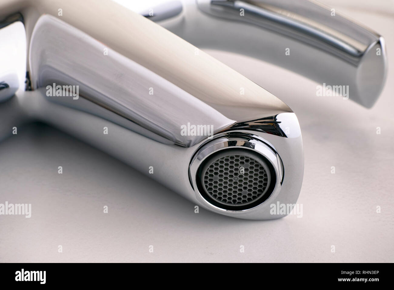 In der Nähe von neuen Hahn auf weißem Hintergrund. Stockfoto
