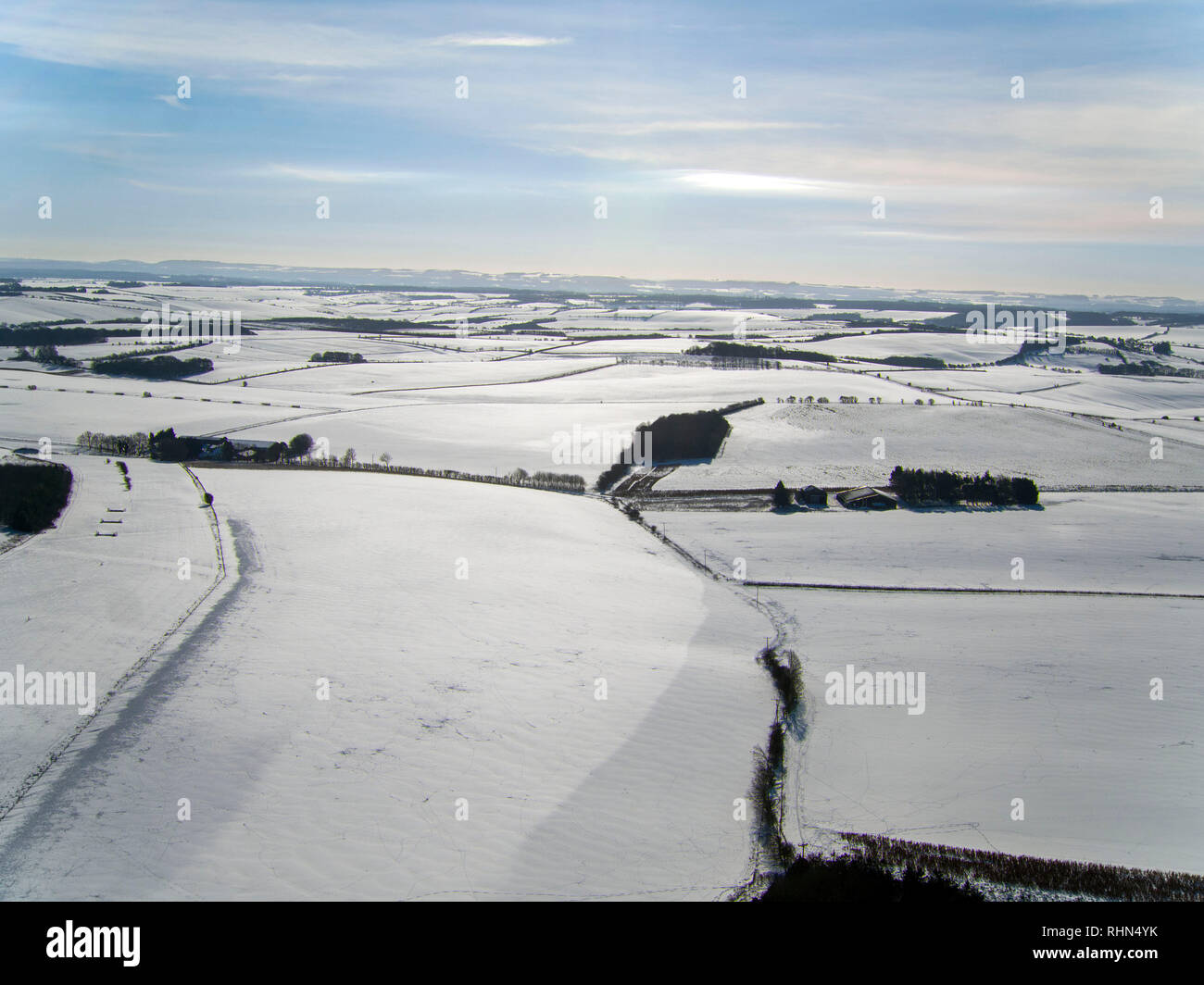 Eine Drohne Foto von den Hügeln in der Nähe von Lambourn, Berkshire, mit Schnee bedeckt, als England sah die kälteste Nacht des Winters so weit wie Temperaturen stolperten über Großbritannien. Stockfoto