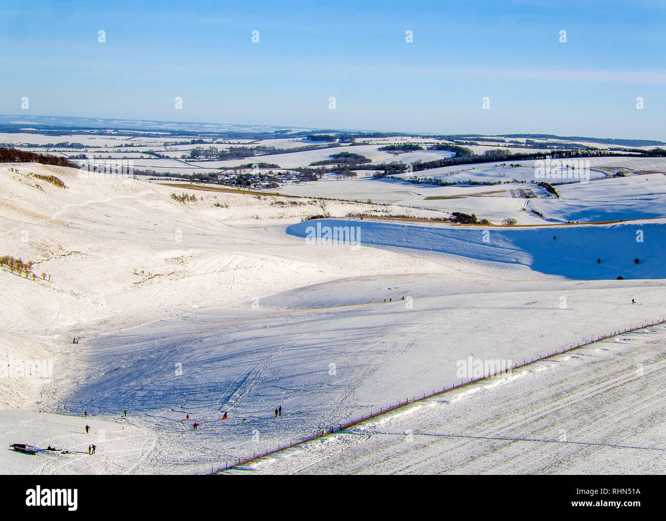 Eine Drohne Foto von den Hügeln in der Nähe von Lambourn, Berkshire, mit Schnee bedeckt, als England sah die kälteste Nacht des Winters so weit wie Temperaturen stolperten über Großbritannien. Stockfoto