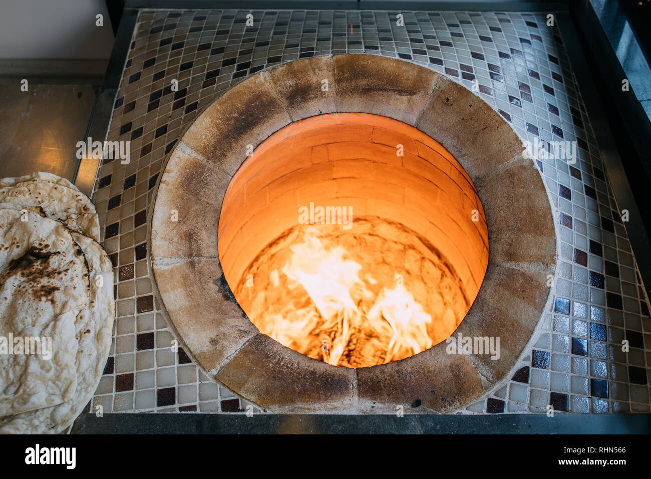 Traditionelle türkische Holz befeuert Stein gemauerter Ofen und Pita oder  pide Brotteig. Dieser Stein Ofen für Türkischen pide oder Fladenbrot. Auch  als Tandir bekannt Stockfotografie - Alamy