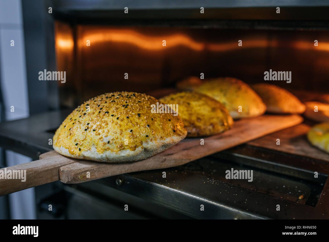 Traditionelle türkische Pita oder pide Brot im Ofen oder Herd. Bäckerei  oder backstube Konzept Bild Stockfotografie - Alamy
