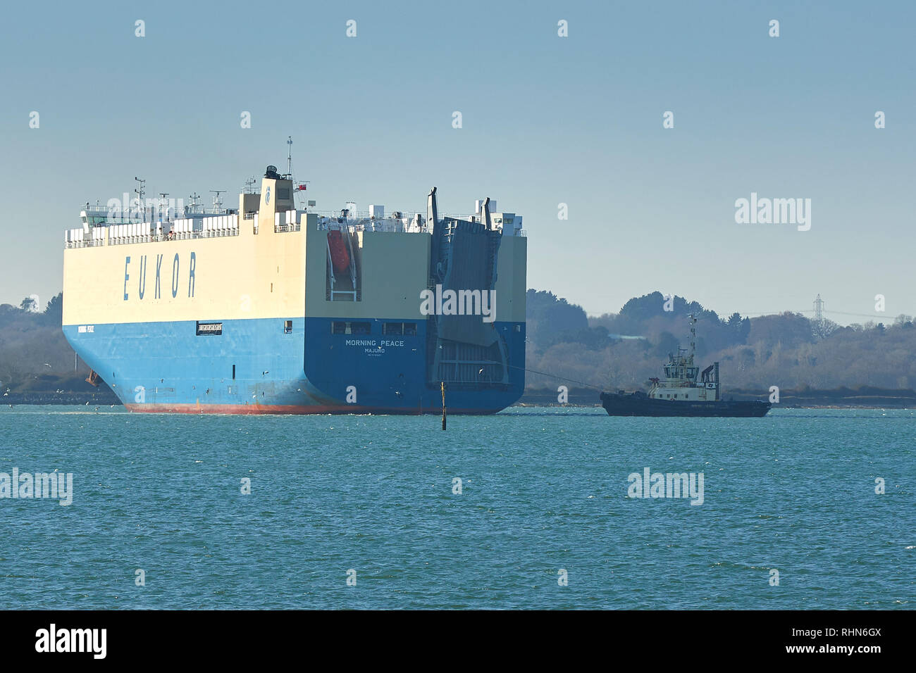 Die EUKOR Car Carrier Schiff morgen Frieden, in den Hafen von Southampton, UK. Stockfoto