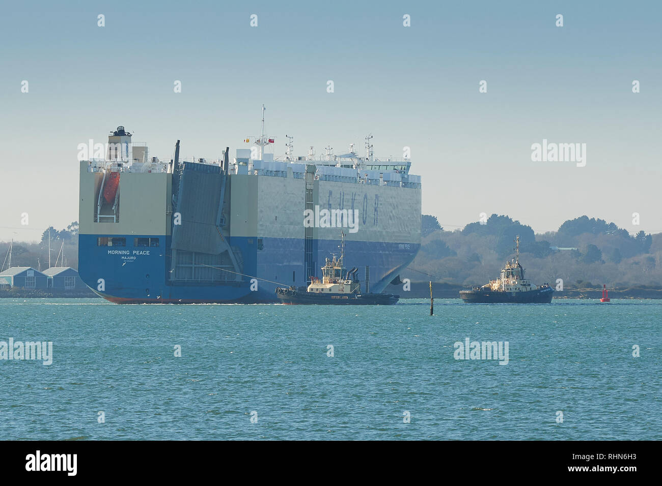 Die EUKOR Car Carrier Schiff morgen Frieden, in den Hafen von Southampton, UK. Stockfoto