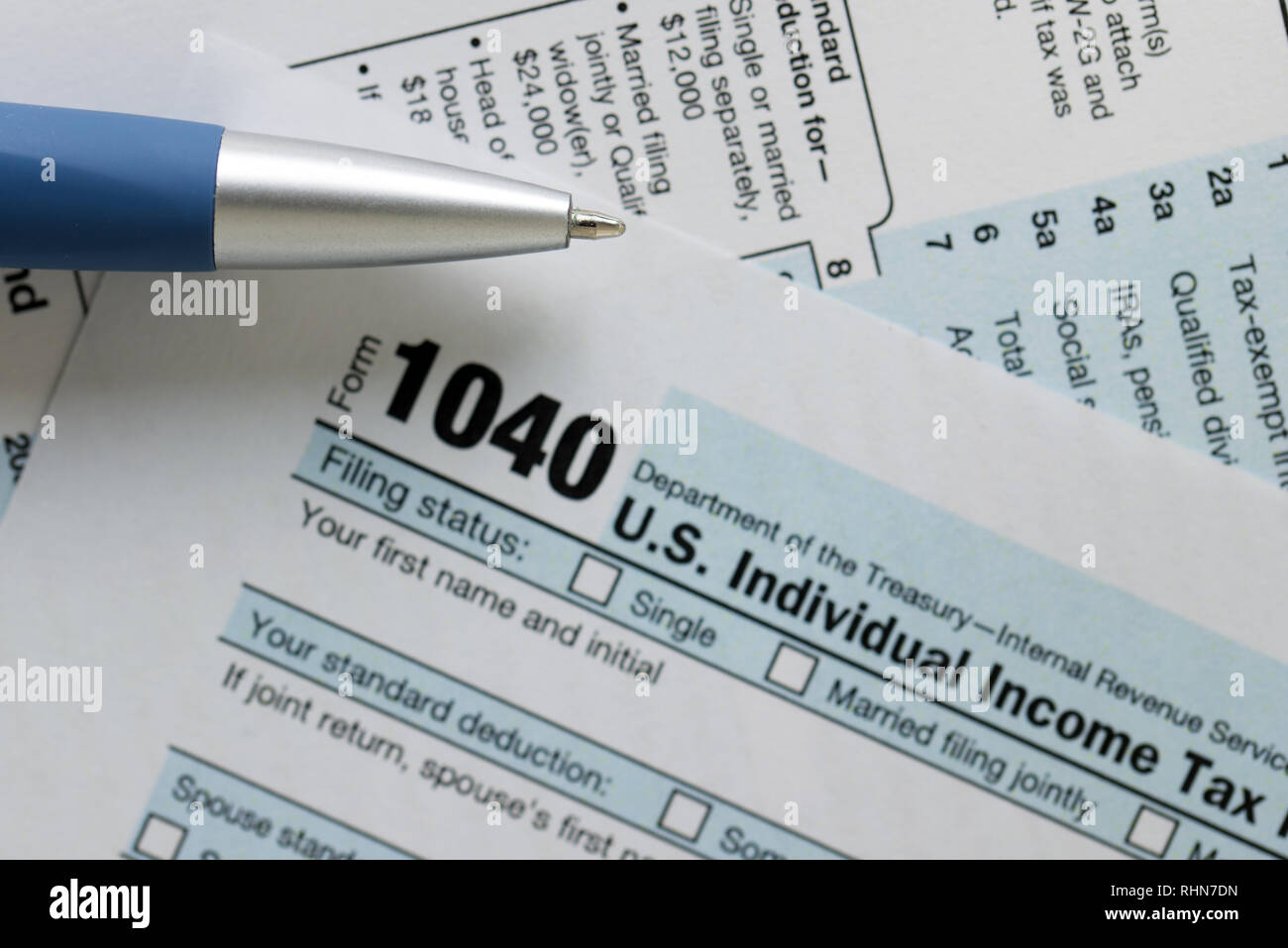 Das Bundesgesetz der Vereinigten Staaten Einkommensteuererklärung IRS 1040 Dokument mit blauen Stift Stockfoto