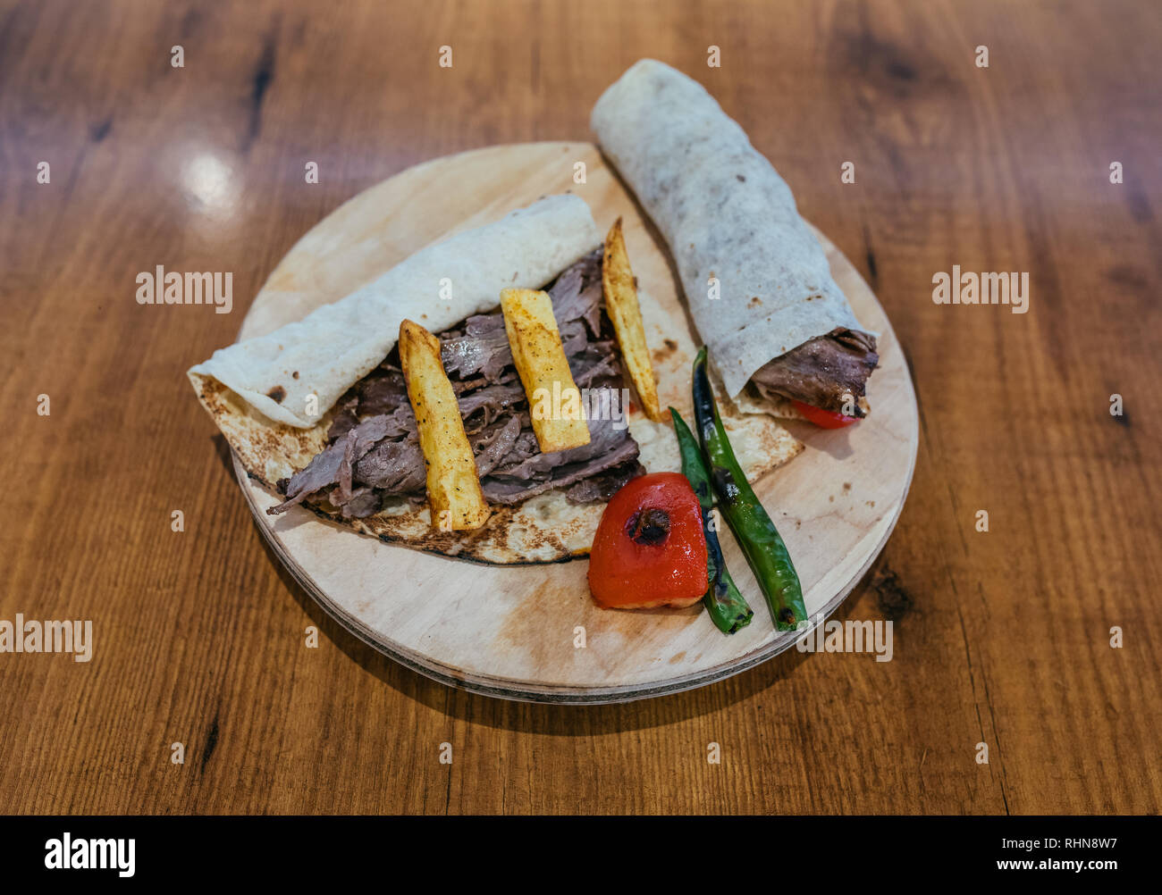 Türkische Döner wrap, Shawarma oder Gyros. Traditionelle türkische ...