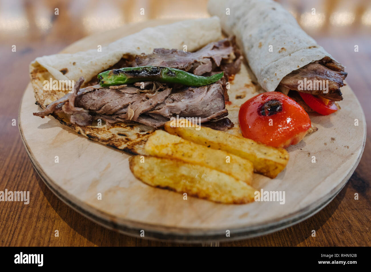 Türkische Döner wrap, Shawarma oder Gyros. Traditionelle türkische ...