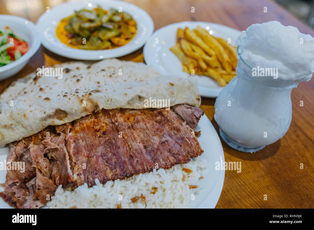 Türkische Döner Kebab, Shawarma oder Gyros mit Reis, Salat und Ayran ...