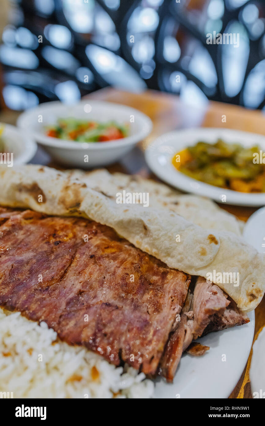 Türkische Döner Kebab, Shawarma oder Gyros mit Reis, Salat und Ayran ...