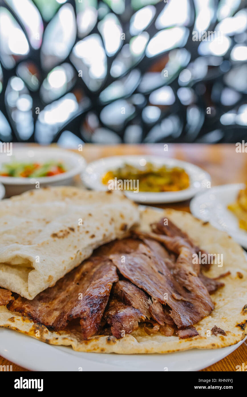 Türkische Döner Kebab, Shawarma oder Gyros mit Reis, Salat und Ayran ...