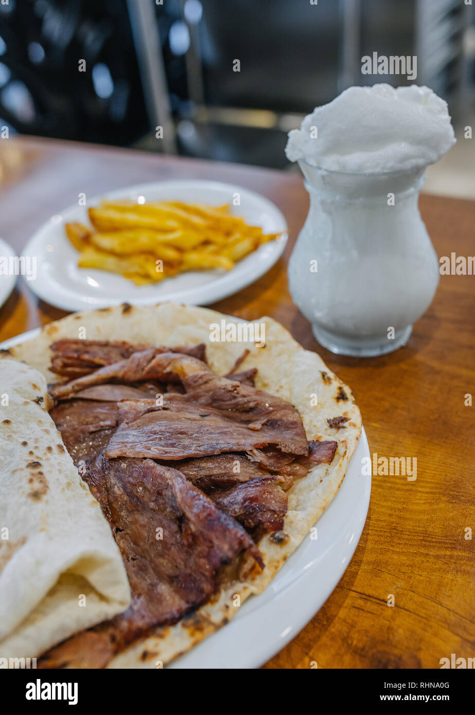 Türkische Döner Kebab, Shawarma oder Gyros mit Reis, Salat und Ayran ...