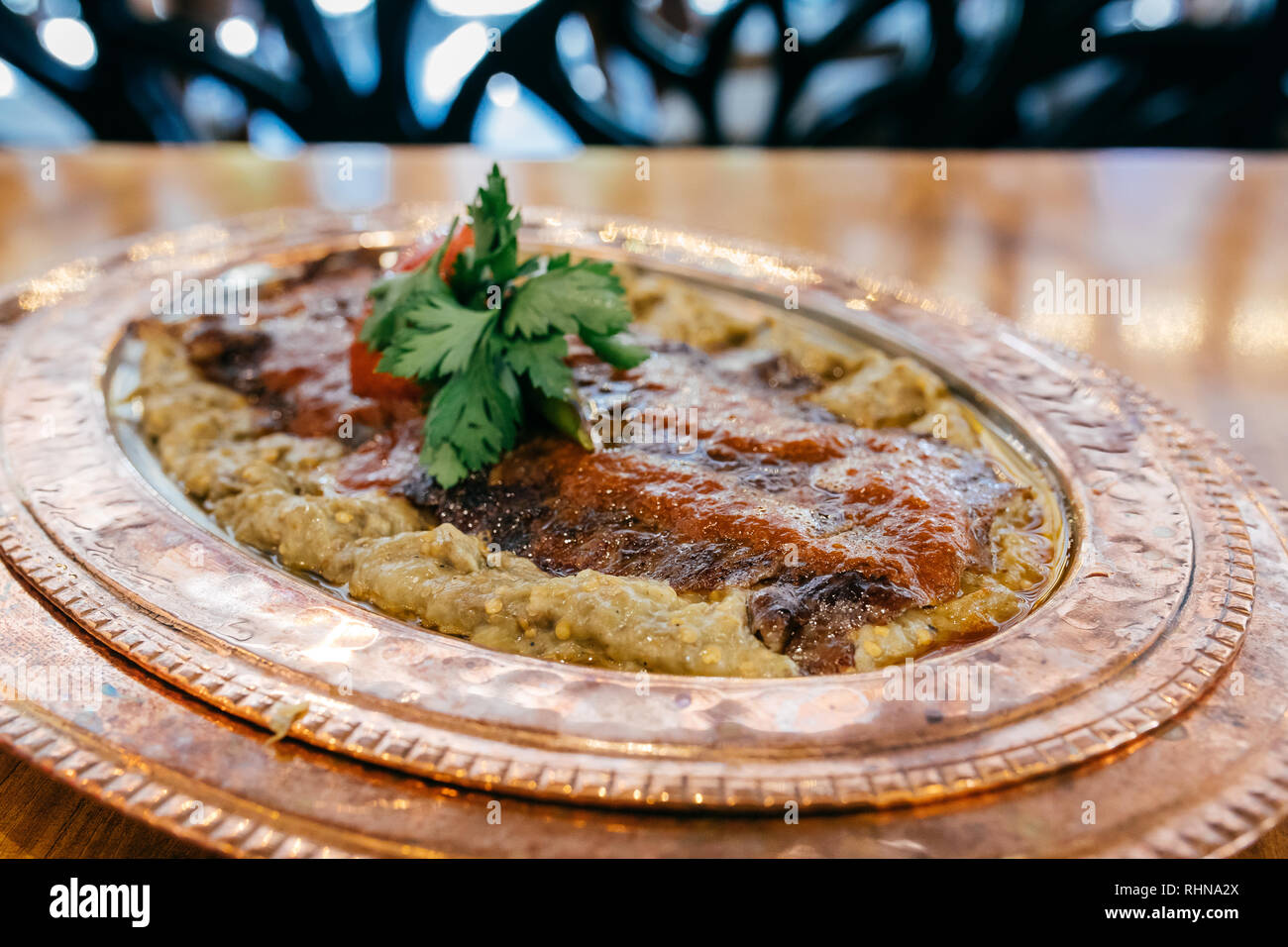Urkish Döner Kebab, Shawarma oder Gyros. Traditionelle türkische Döner Fleisch, iskender, shawarma oder Gyros auf Platte in Restaurant Stockfoto