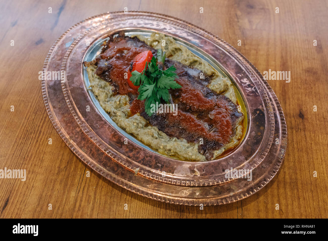 Urkish Döner Kebab, Shawarma oder Gyros. Traditionelle türkische Döner Fleisch, iskender, shawarma oder Gyros auf Platte in Restaurant Stockfoto