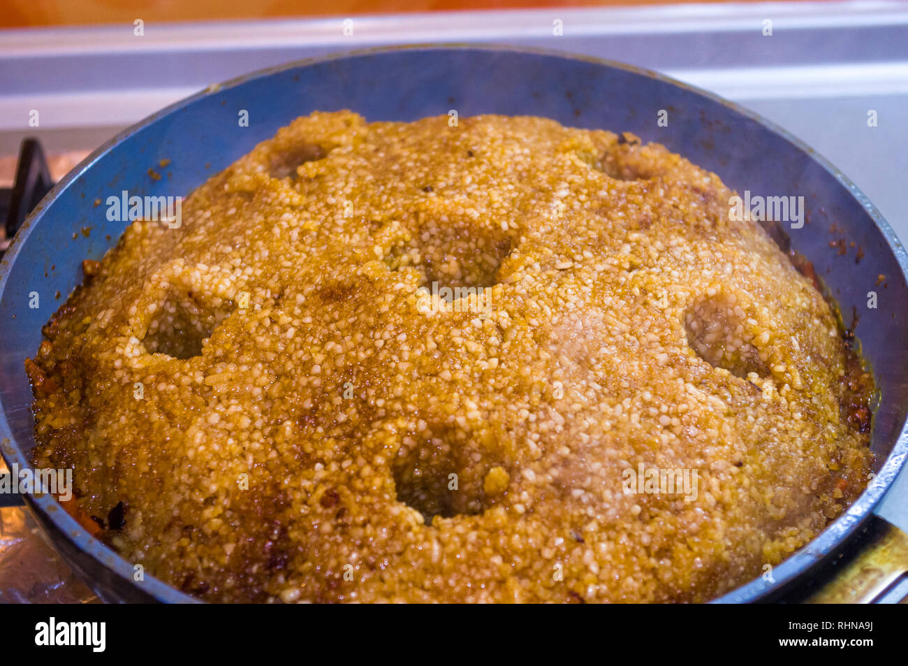 Vorbereitung der Usbekischen pilav - Verdunstung von Wasser aus Reis, close-up Stockfoto
