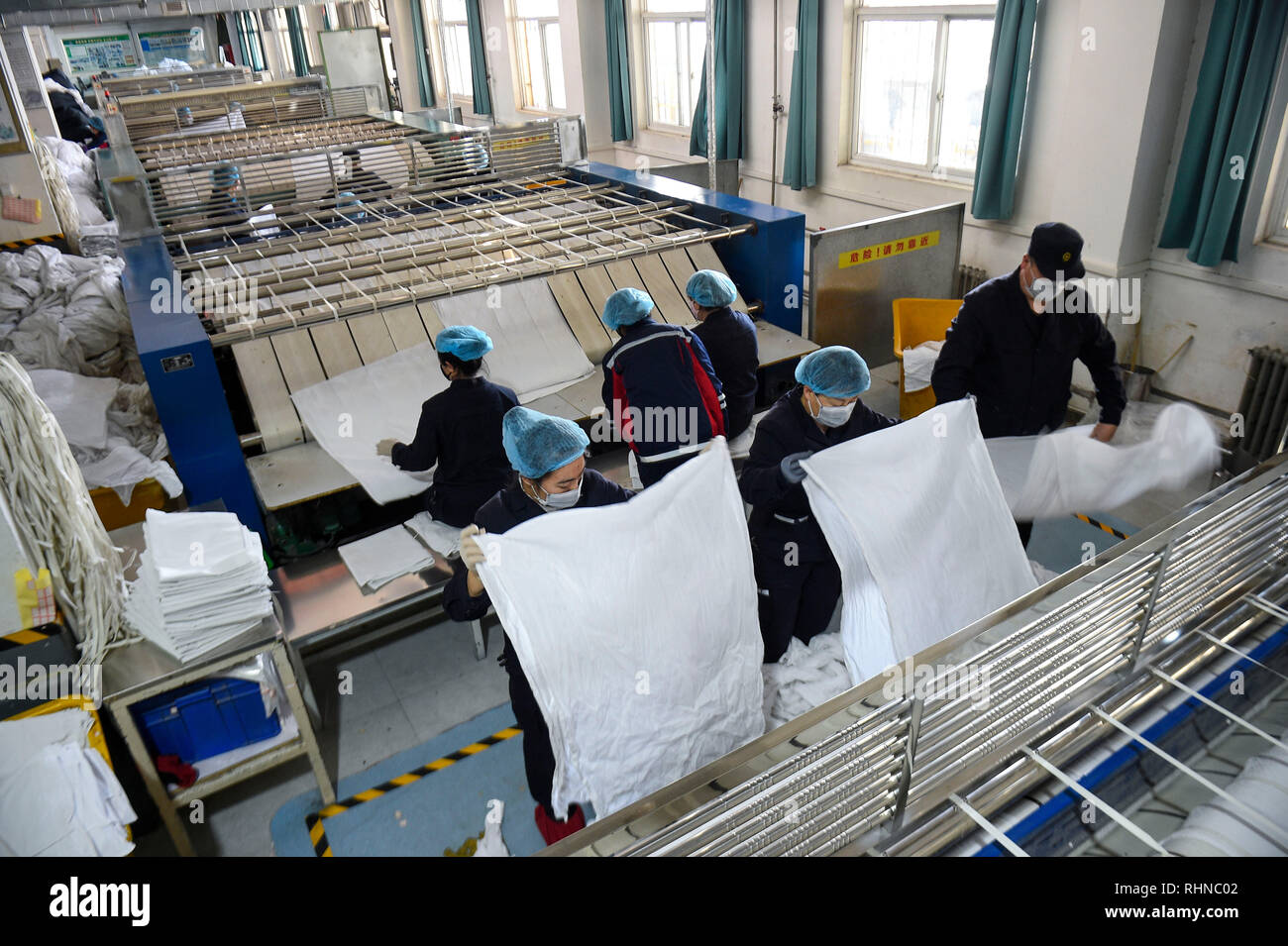 Ningxia, China. Vom 3. Februar 2019. Mitarbeiter Bügeleisen gewaschen - bis Bahnhof Betten auf einer Bahn Wäscherei Service Center in Yinchuan, Nordwesten Chinas autonomen Region Ningxia Hui, Jan. 22, 2019. Während China's Spring Festival reisen Saison, den Wäscheservice und die Mitarbeiter an der Yinchuan Fahrgastbereich des Lanzhou Railway Administration wird für die Reinigung von mehr als 80.000 Stück, das sind rund 18 Tonnen, der Zug Bettwäsche pro Tag. (Xinhua / Feng Kaihua) Quelle: Xinhua/Alamy leben Nachrichten Stockfoto