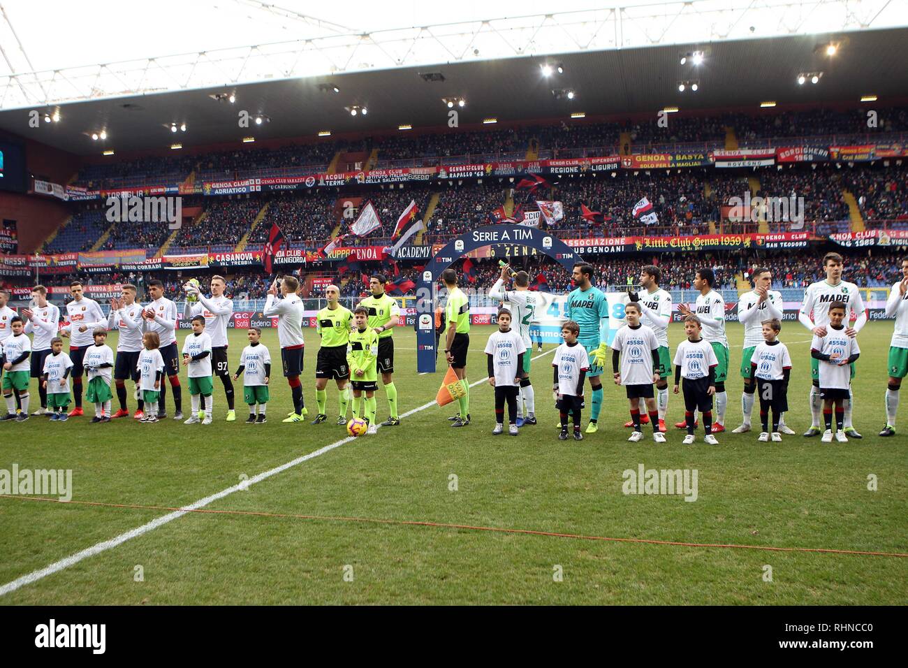 Genua, Italien. 03 Feb, 2019. Foto LaPresse - Tano Pecoraro 03 02 2019 Genua - (Italia) Sport Calcio Genua vs Sassuolo Campionato di Calcio Serie A TIM" 2018/2019 - Stadio Luigi Ferraris "nella Foto: inizio gara Foto LaPresse - Tano Pecoraro 03 Februar 2019 Stadt Genova - (Italien) Sport Fussball Genua vs Sassuolo italienische Fußball-Liga einen TIM 2018/2019 - "Luigi Ferraris" Stadion in der Pic: Line up Credit: LaPresse/Alamy leben Nachrichten Stockfoto