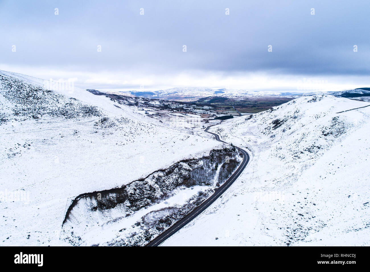 Snowdonia, Wales. Vom 3. Februar 2019. UK Wetter - eine Luftaufnahme des A487 Trunk Road, wie es die Winde durch Penybonc Llyn Bach und die verschneite Landschaft zwischen Corris und Dolgellau im Snowdonia National Park, Gwynedd, Wales. Drone Fotografie von CAA zugelassenen kommerziellen Betreiber. Fotografie: Keith Morris/Alamy leben Nachrichten Stockfoto