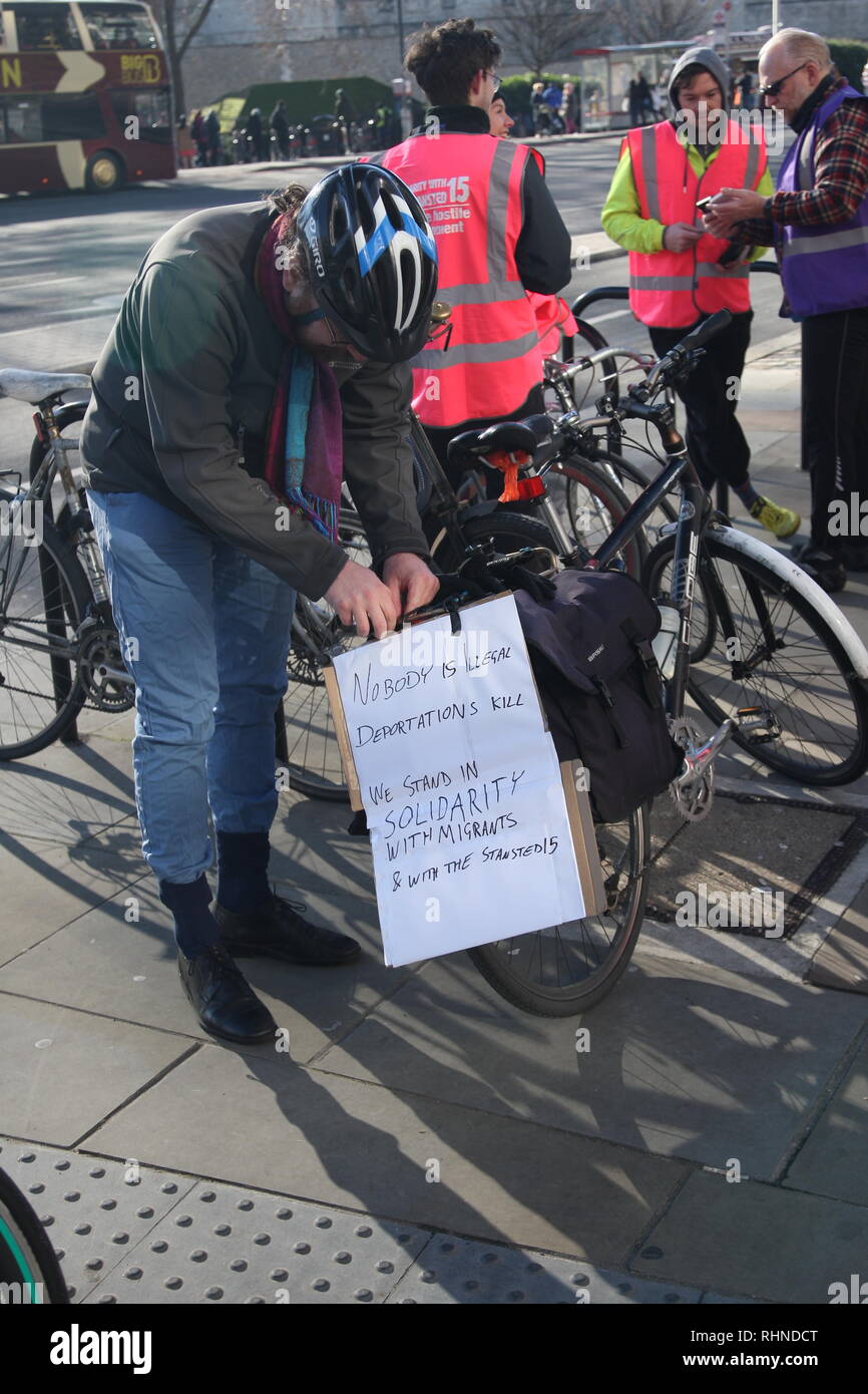 London, UK, 3. Februar 2019. Ein Radfahrer, die sich an der Protestaktion hängt eine Mitteilung an seinem Fahrrad. Es sagt: "Kein Mensch ist illegal. Deportationen Töten. Wir in Solidarität mit Migranten und mit dem Stansted 15' stehen. Radfahrer sammeln in London an einer zehn Kilometer zur Unterstützung der 15'tansted zu nehmen. Die tansted 15' sind eine Gruppe von Demonstranten, die ein Flugzeug am Flughafen Stansted im Jahr 2017 umgeben, um zu verhindern, dass es verwendet wird, um eine Abschiebung zu tragen. Die 15 haben sich schuldig des Terrorismus verbundenen Kosten gefunden worden und wird in Chelmsford an Februar verurteilt werden die 6. Roland Ravenhill/Alam Stockfoto