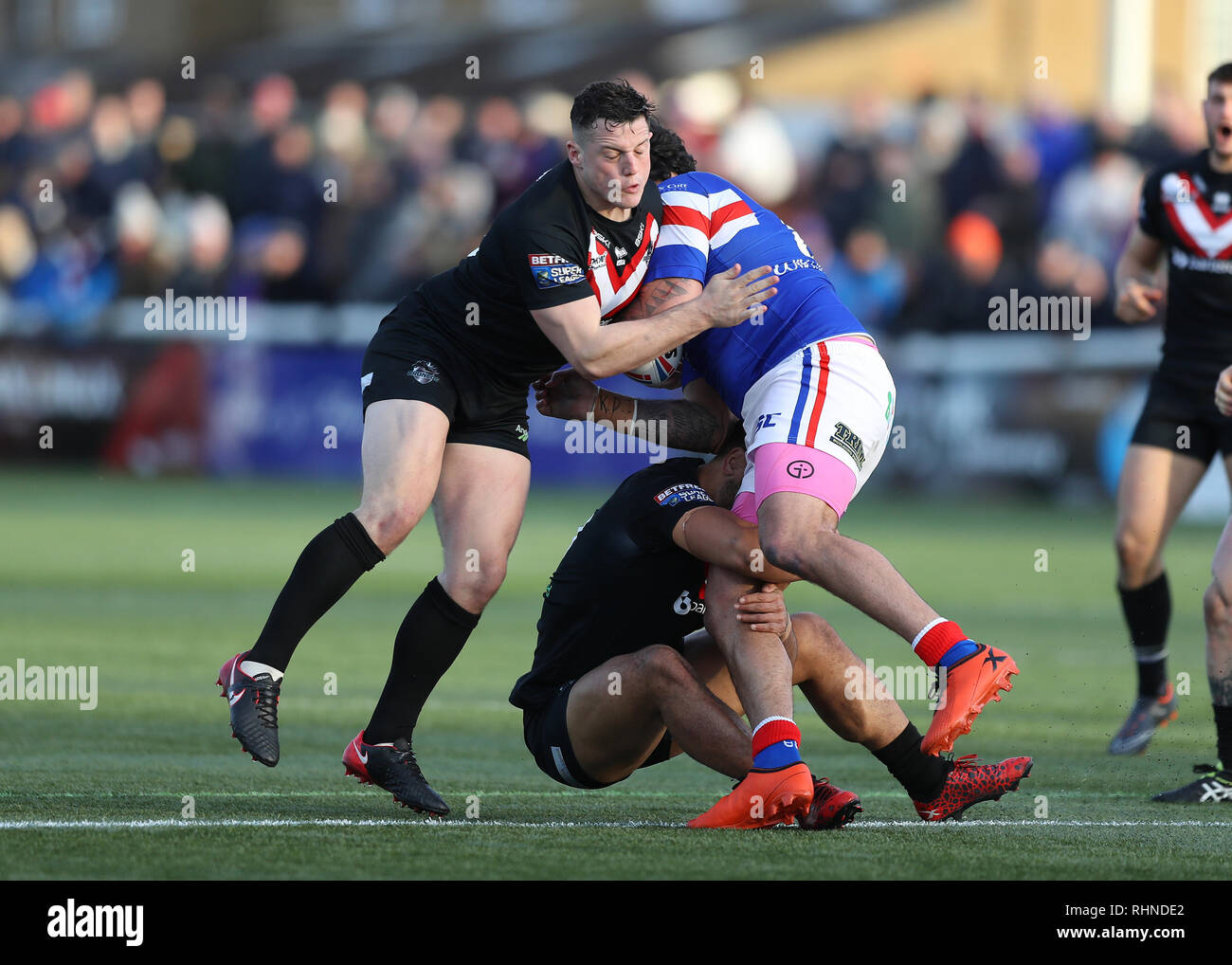 Trailfinders Sportplatz, London, UK. 3 Feb, 2019. Betfred Super League Rugby, London Broncos gegen Wakefield Trinity; Matt Gee von London Broncos packt David Fifita von Wakefield Trinity Credit: Aktion plus Sport/Alamy leben Nachrichten Stockfoto