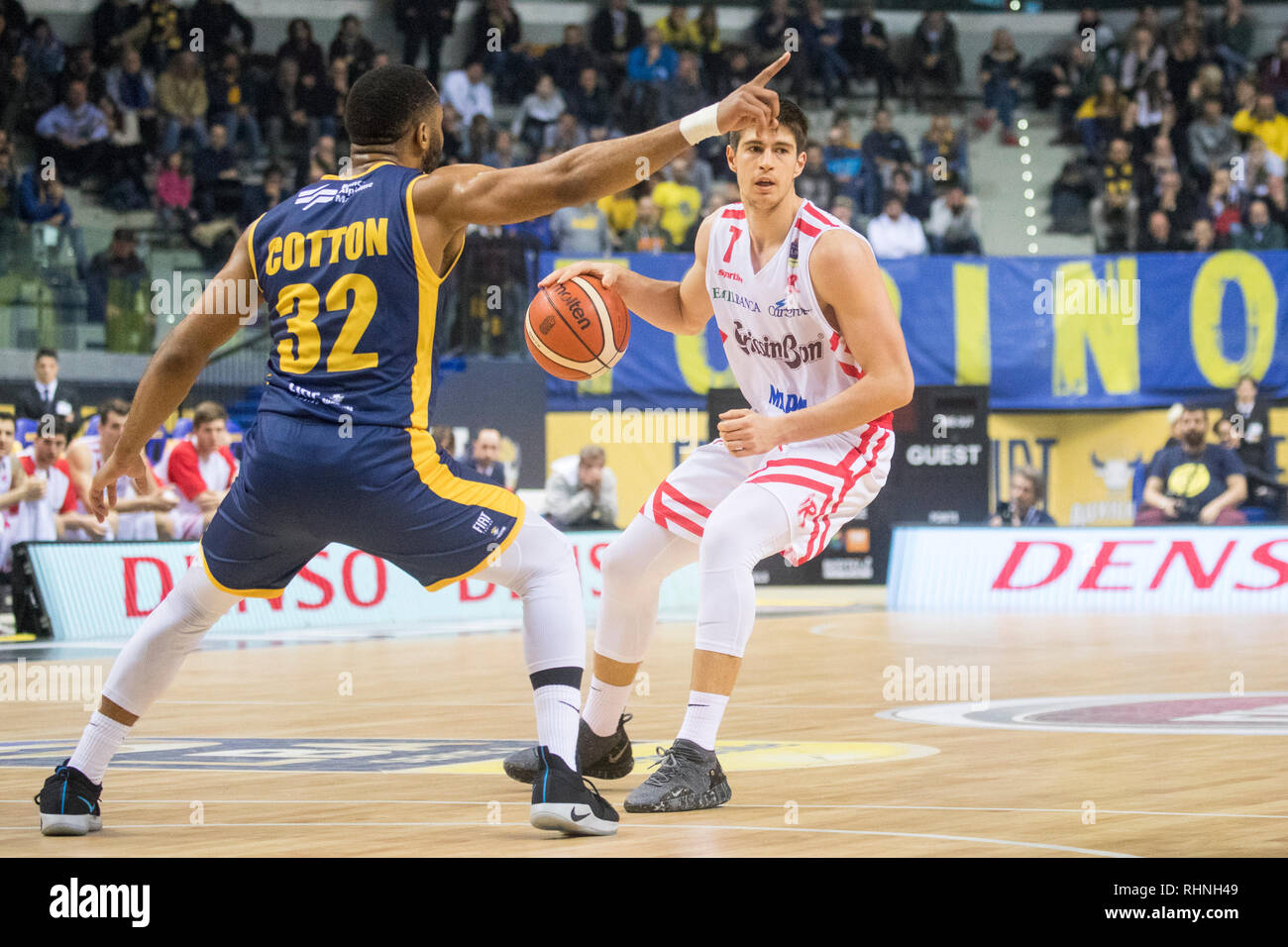 Turin, Italien. 03 Feb, 2019. Foto LaPresse - Mauro ujetto 3 2 2019 Turin (Italia) Sport Fiat Torino-Grissin BOn Reggio Emilia Nella Foto: Leonardo Candi (Grissin Bon Reggio Emilia) Foto LaPresse - Mauro Ujetto 03-02-2018 Turin (Italien) Sport Warenkorb match Fiat Torino-Grissin BOn Reggio Emilia Credit: LaPresse/Alamy leben Nachrichten Stockfoto