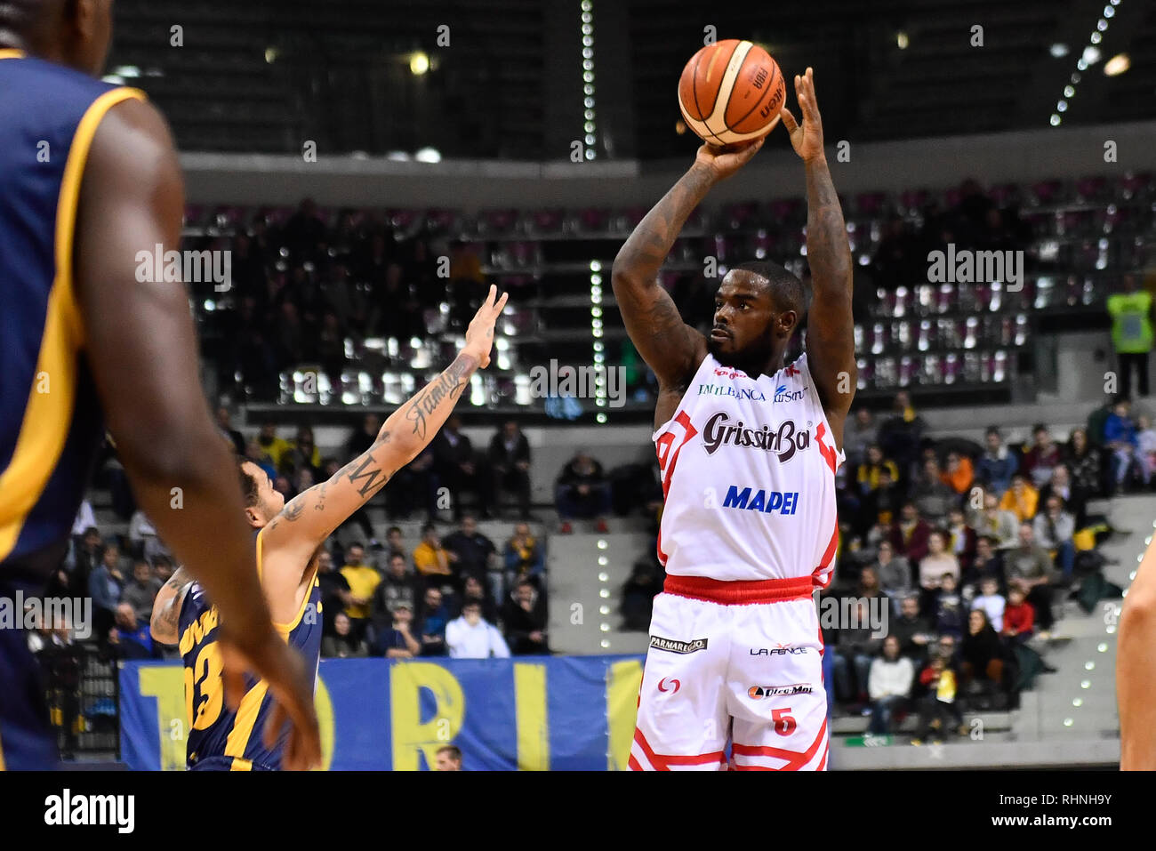 Turin, Italien. 03 Feb, 2019. Bryon Allen (GrissinBon Reggio Emilia) während der lega BASKET SERIE A 2018/19 basketball Match zwischen FIAT AUXILIUM TORINO vs GRISSIN BON REGGIO EMILIA bei PalaVela 3 Februar, 2019 in Turin, Italien. Quelle: FABIO UDINE/Alamy leben Nachrichten Stockfoto