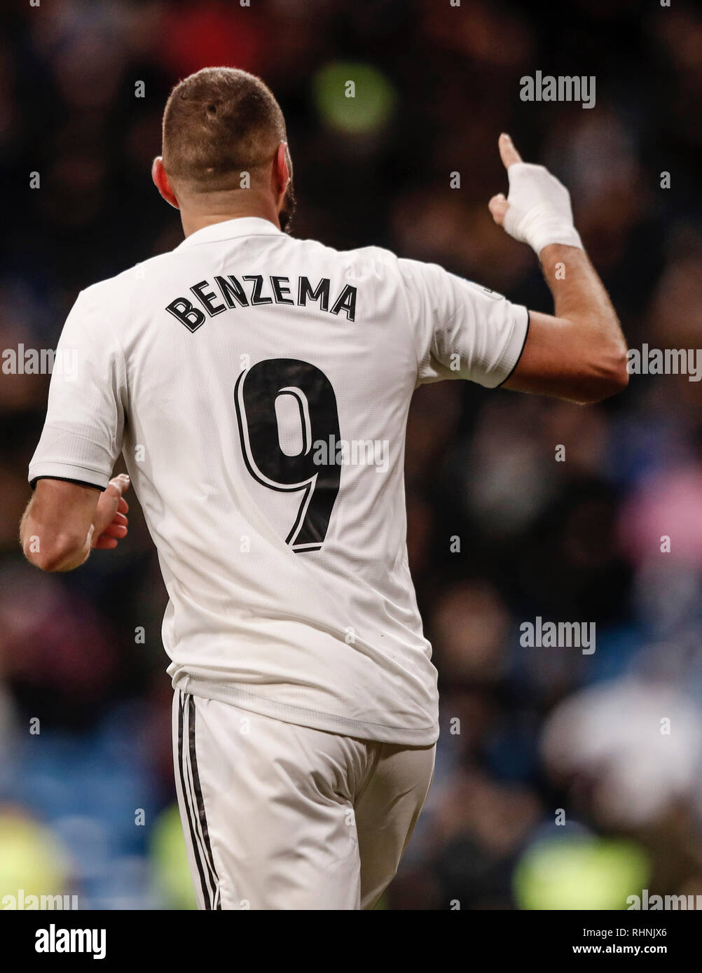 Santiago Bernabeu, Madrid, Spanien. 3 Feb, 2019. Liga Fußball, Real Madrid gegen Alaves; Karim Benzema (Real Madrid) feiert sein Ziel, das 1-0 in der 30. Minute Credit: Aktion plus Sport/Alamy leben Nachrichten Stockfoto