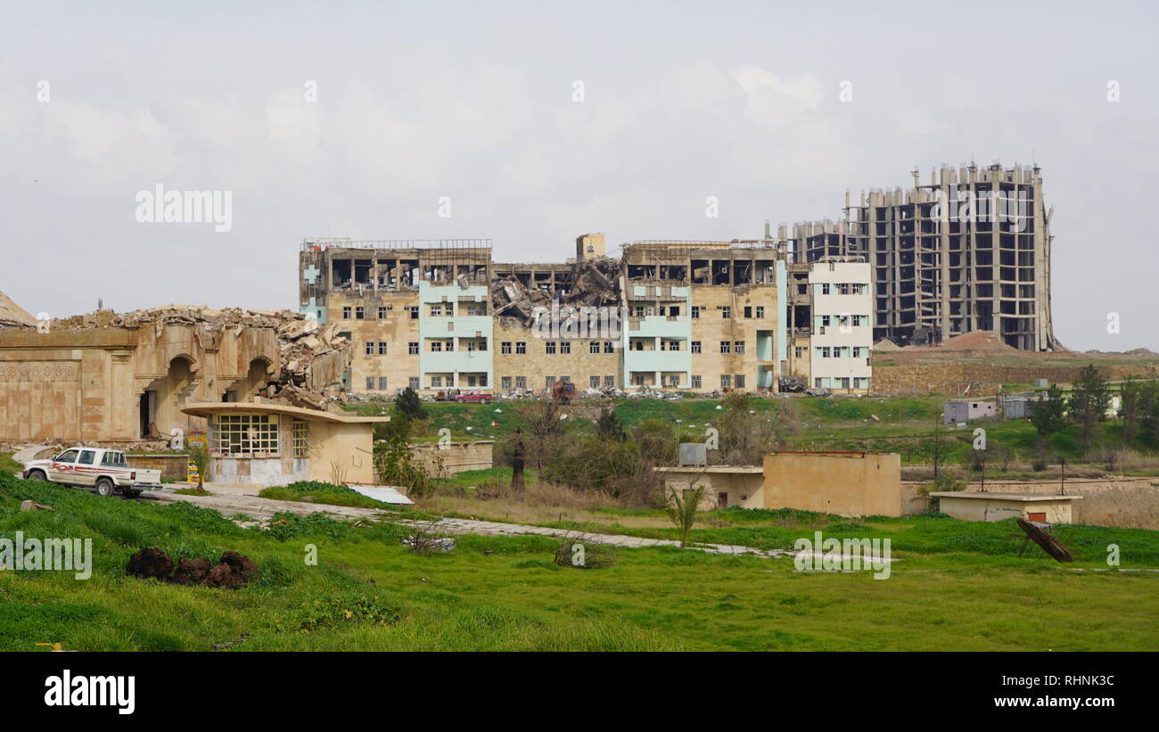 (190203) - MOSSUL (Irak), Februar 3, 2019 (Xinhua) - Foto auf Jan. 30, 2019 zeigt, zerstörten Gebäude direkt neben dem Campus der Universität von Mossul, in Mossul, Irak. 1967 gegründet, an der Universität von Mosul wurde befreit von militanten islamischen Staat im Januar 2017. Obwohl der Wiederaufbau- und Renovierungsarbeiten noch immer, in der Schule das Leben hat fast wieder normal auf dem Campus gegangen. (Xinhua) Stockfoto