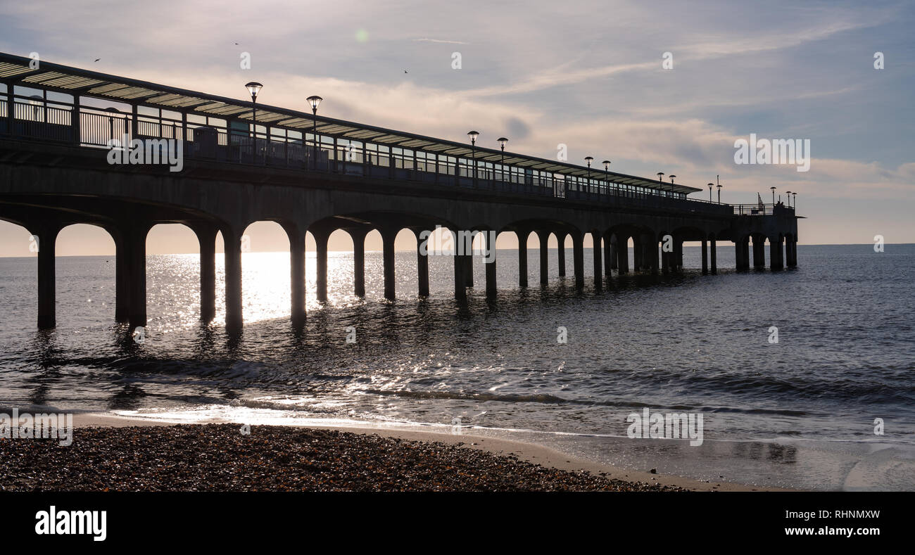 Boscombe, Dorset, Großbritannien. 3. Februar 2019. UK Wetter: Die hellen und sonnigen Morgen in Boscombe entfernt. Der berühmte Pier gegen die helle Morgensonne im Englischen Küstenort Boscombe Silhouette. Credit: DWRAlamy leben Nachrichten Stockfoto