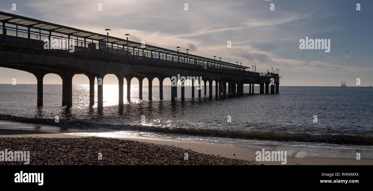 Boscombe, Dorset, Großbritannien. 3. Februar 2019. UK Wetter: Die hellen und sonnigen Morgen in Boscombe entfernt. Der berühmte Pier gegen die helle Morgensonne im Englischen Küstenort Boscombe Silhouette. Credit: DWRAlamy leben Nachrichten Stockfoto
