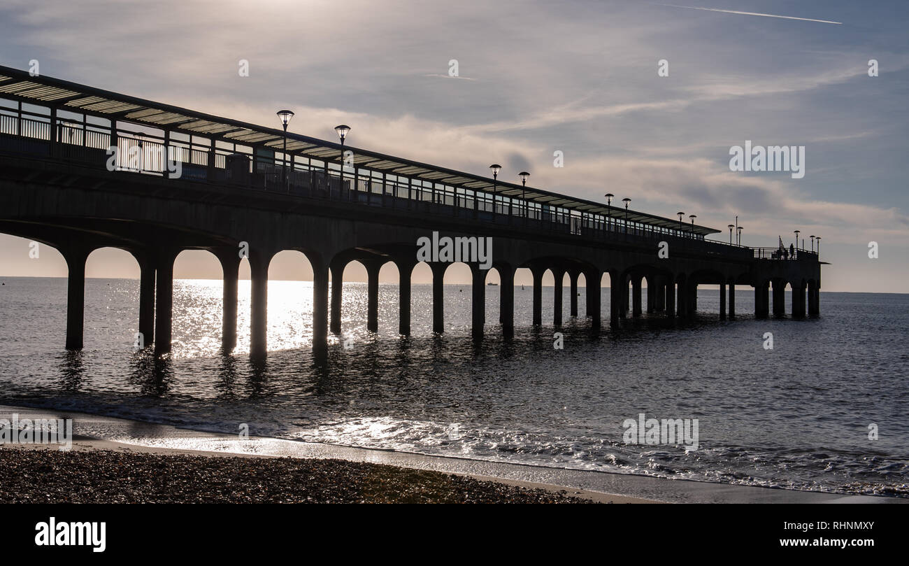 Boscombe, Dorset, Großbritannien. 3. Februar 2019. UK Wetter: Die hellen und sonnigen Morgen in Boscombe entfernt. Der berühmte Pier gegen die helle Morgensonne im Englischen Küstenort Boscombe Silhouette. Credit: DWRAlamy leben Nachrichten Stockfoto
